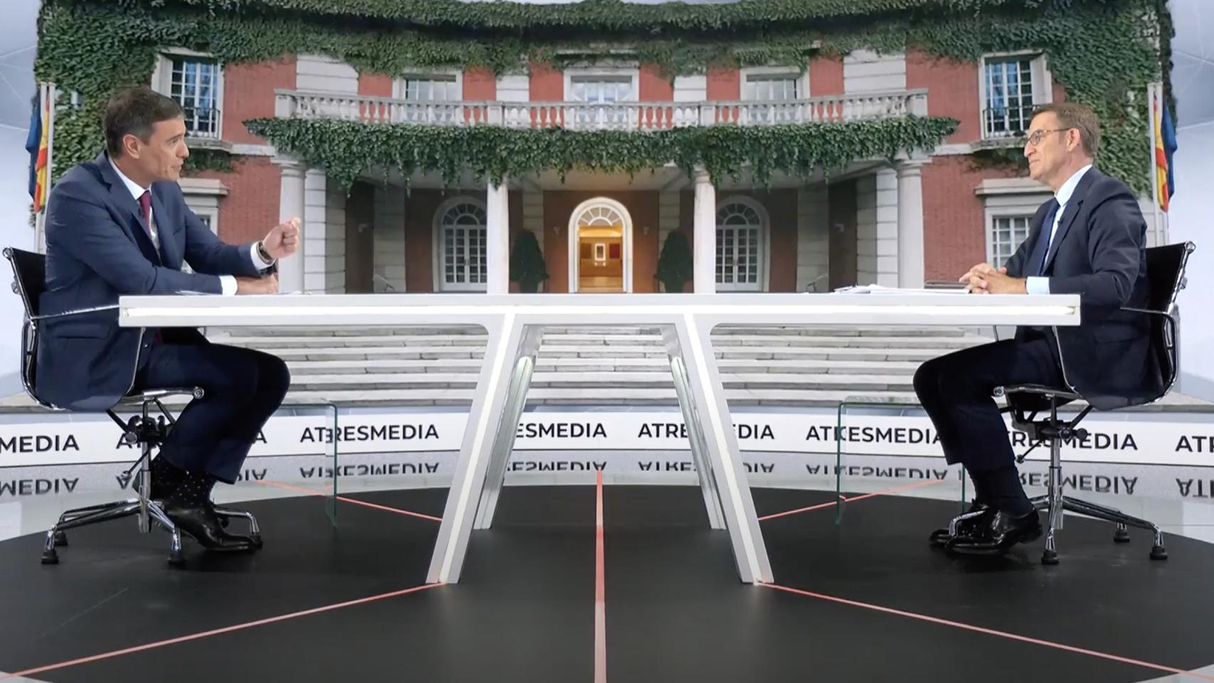 Pedro Sánchez y Alberto Núñez Feijóo en el debate electoral