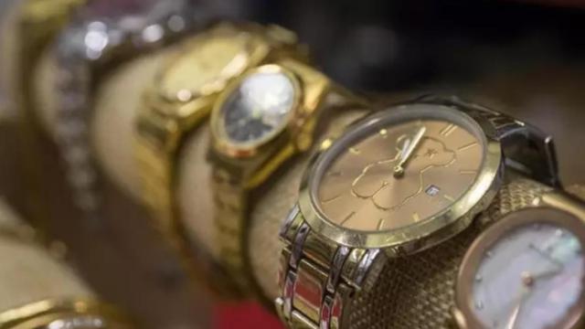 Exposición de varios relojes.