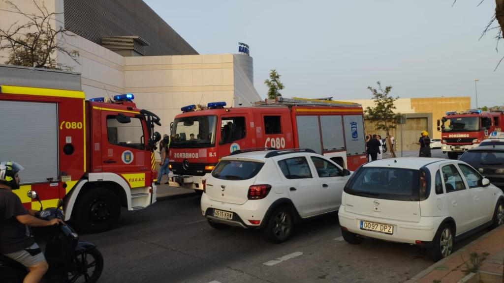 Bomberos junto al Hipercor de Bahía Málaga.