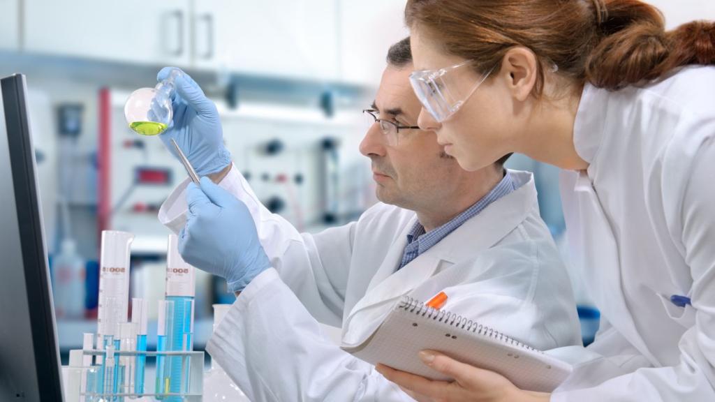 Científicos en el laboratorio de Repsol Technology Lab.