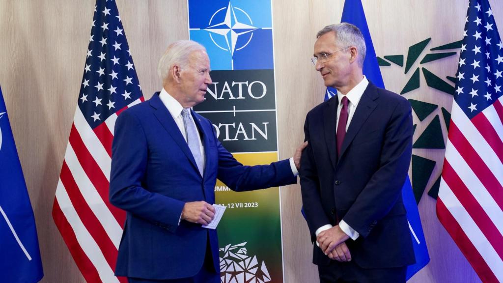 El secretario general de la OTAN, Jens Stoltenberg, conversa en Vilna con el presidente de Estados Unidos, Joe Biden, uno de los líderes que se opone a acelerar la entrada de Ucrania en el club
