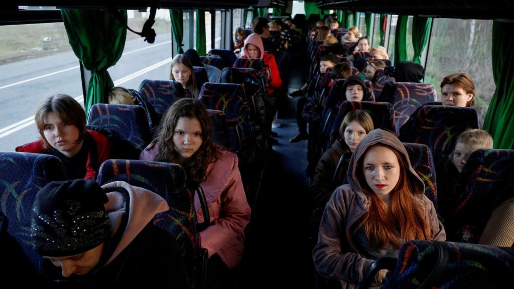Niños que fueron llevados a Rusia esperan en un autobús ser devueltos a Kiev en una imagen del pasado abril.