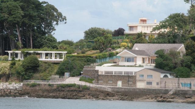 La Casa Cervigón desde la playa de Santa Cristina