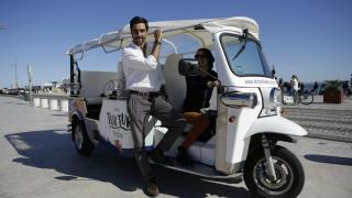 La cara tras la ‘invasión’ de los tuk tuk en España: no están regulados y están abriendo una 'guerra' con taxi y vtc