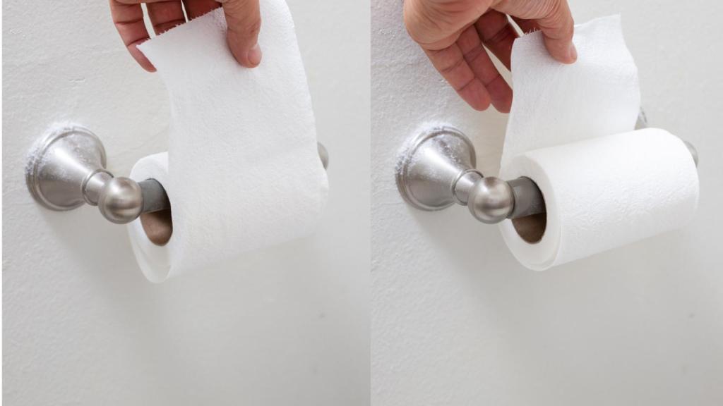 A la izquierda, se desenrolla el papel higiénico de abajo a arriba; a la derecha, de arriba a abajo.