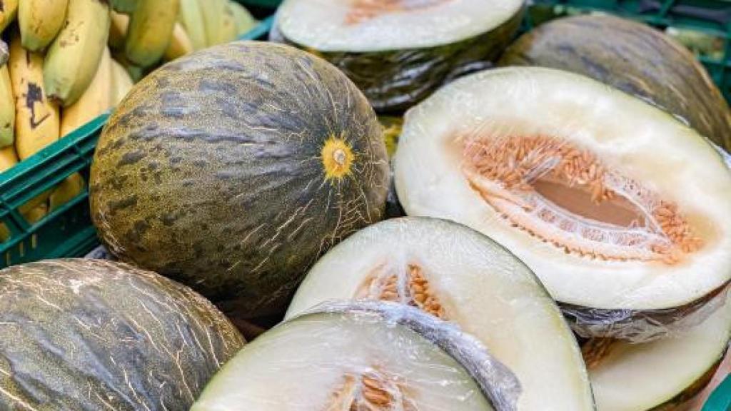 Melones troceados en un supermercado.
