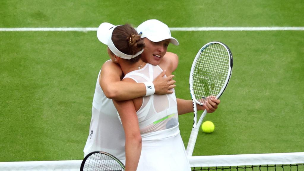 Swiatek y Svitolina se abrazan tras su partido en Wimbledon