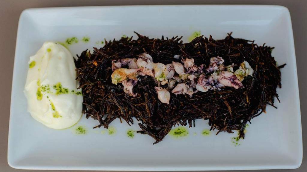 Fideos negros de la carta de uvedoble taberna.
