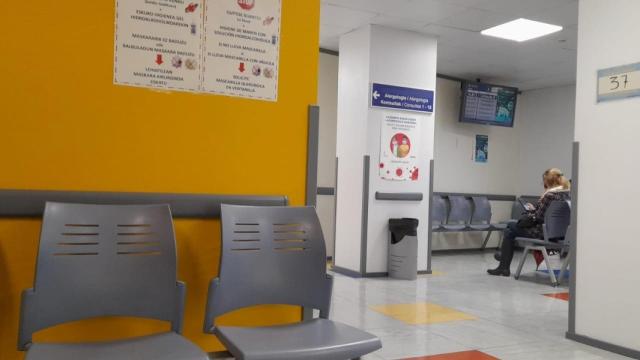 Momento en que la niña se queda atrapada en el ascensor.