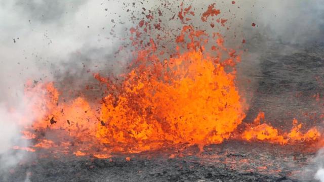 Brotes de lava por la erupción de un volcán en la península de Reykjanes, cerca de la capital Reykjavik.