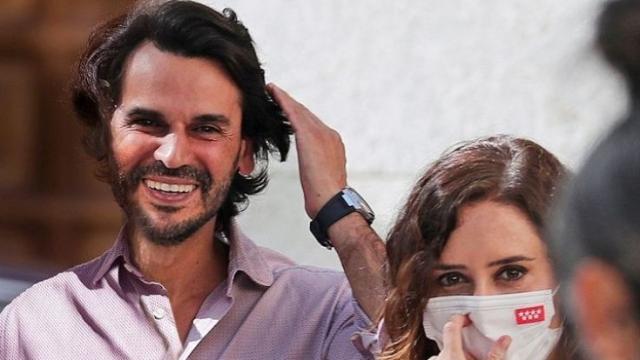 Alberto González Amador e Isabel Díaz Ayuso en la fiesta de la Hispanidad de 2021