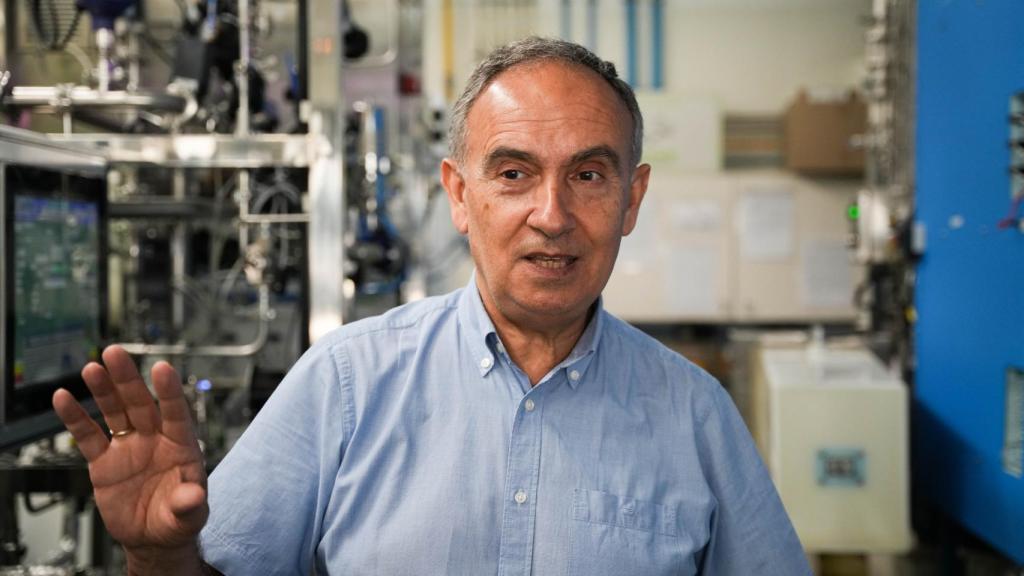 El doctor Francesc Gòdia durante la entrevista con EL ESPAÑOL en la planta piloto de MELiSSA, situada en la Escuela de Ingeniería de la UAB