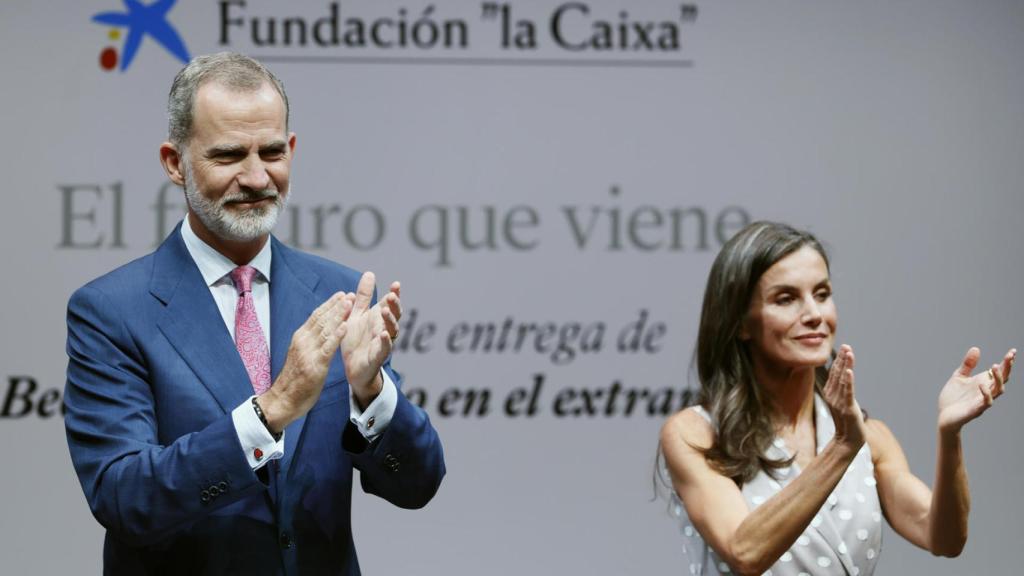 Los reyes Felipe y Letizia durante la ceremonia de entrega de las becas.