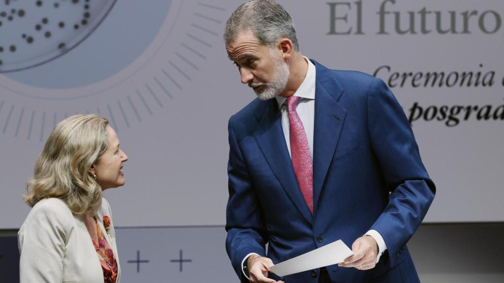 El rey Felipe con Nadia Calviño.