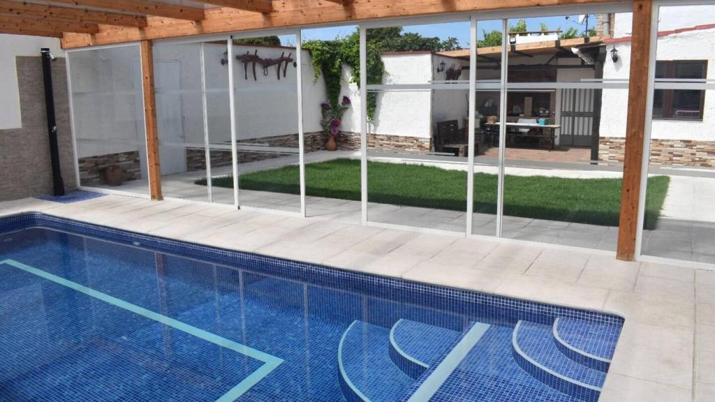 Piscina en la casa de La Zarza con el chill out al fondo
