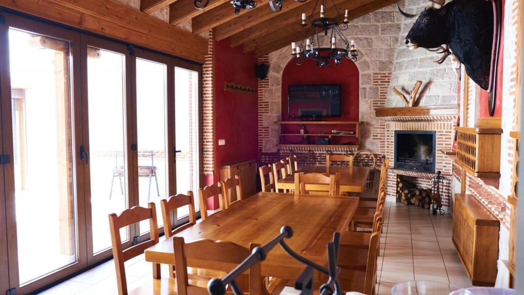 Comedor amplio donde disfrutar de una buena parrillada en la casa de Villabrágima