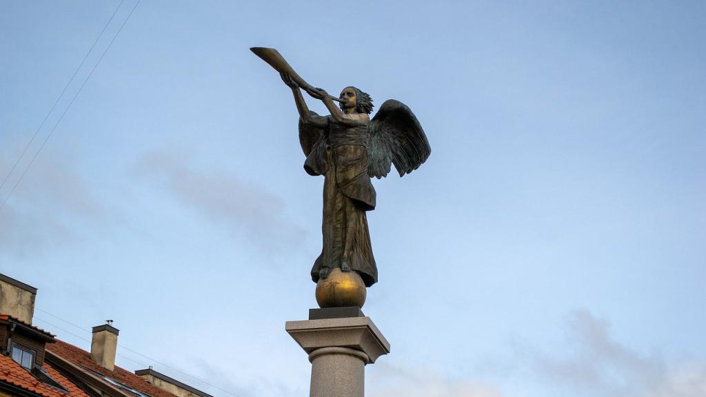 Ángel tocando la trompeta.