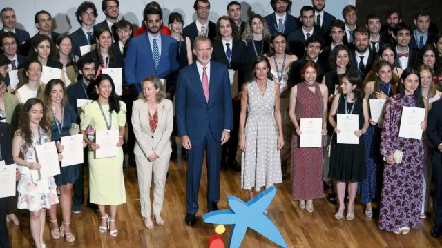 Los reyes Felipe y Letizia junto a los universitarios becados.