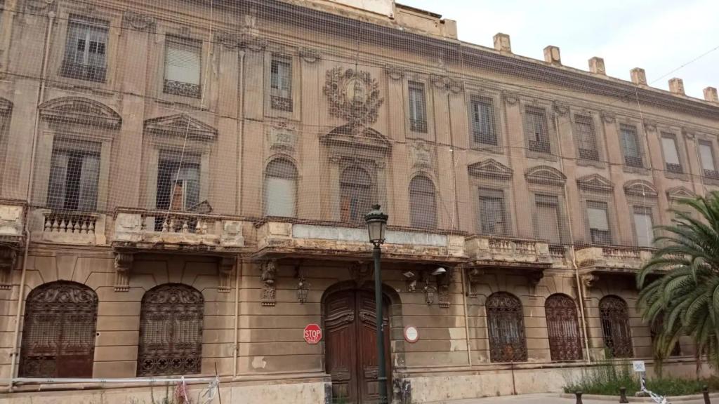 Fachada principal del complejo de Zapadores.