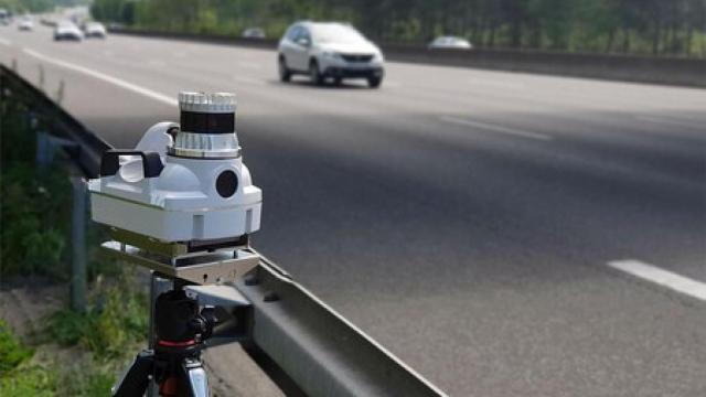 Radar de velocidad en una carretera europea.