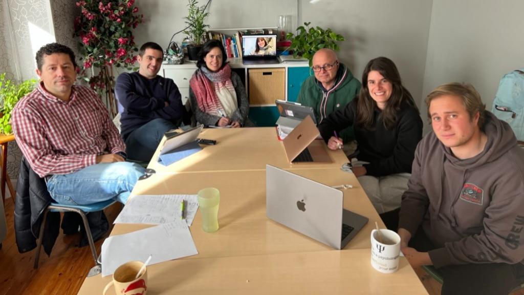 Los psicólogos Félix Ruiz (i.) y Pepe Pérez (3d.), con otros miembros de su equipo especializados en altas capacidades.