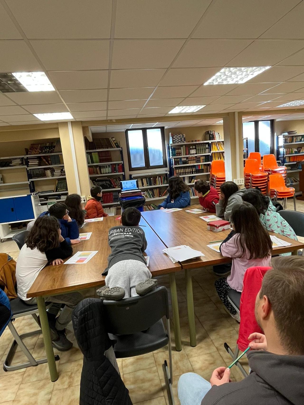 Un miembro del equipo de Félix Ruiz y Pepe Pérez, desarrollando una actividad con niños con altas capacidades intelectuales.