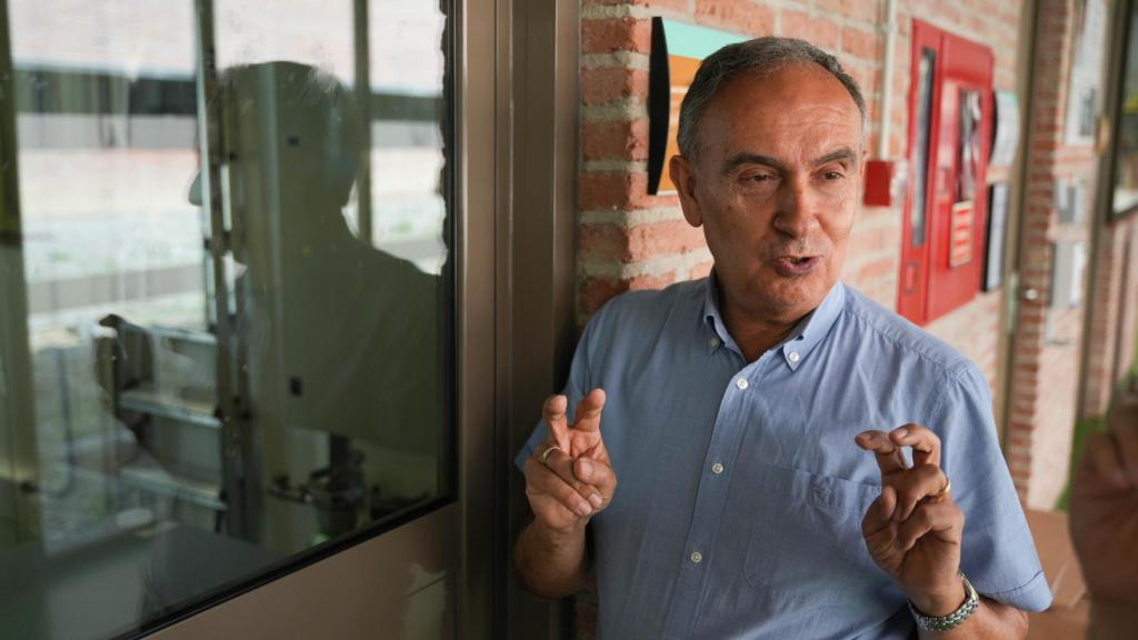 El doctor Gòdia frente a la puerta de la planta piloto MELiSSA, en la Universidad Autónoma de Barcelona (UAB)