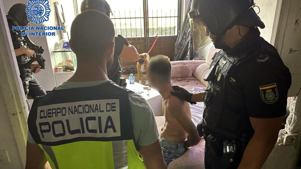 Uno de los detenidos, arrestado por la Policía.