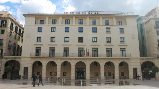 La fachada de la Audiencia de Alicante donde se ha dictado sentencia.