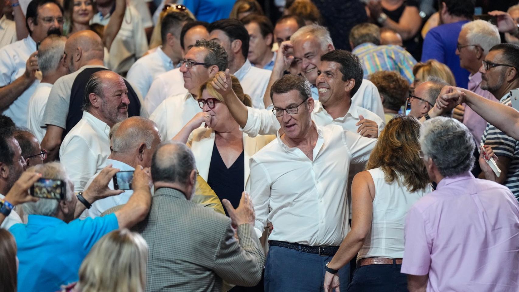 Feijóo entrando al recinto del ADDA de Alicante este miércoles escoltado por Mazón.