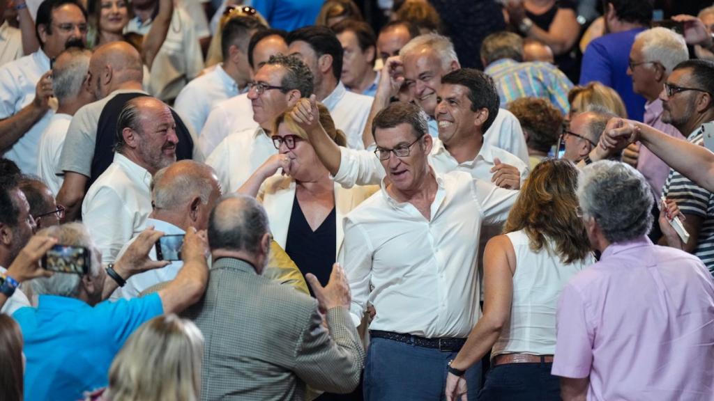 Feijóo entrando al recinto del ADDA de Alicante este miércoles escoltado por Mazón.