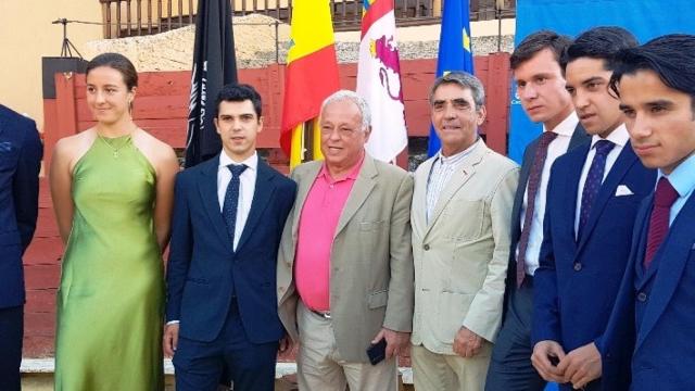 Foto de familia con la organización y los novilleros participantes en el 4º Circuito de Novilladas de CyL