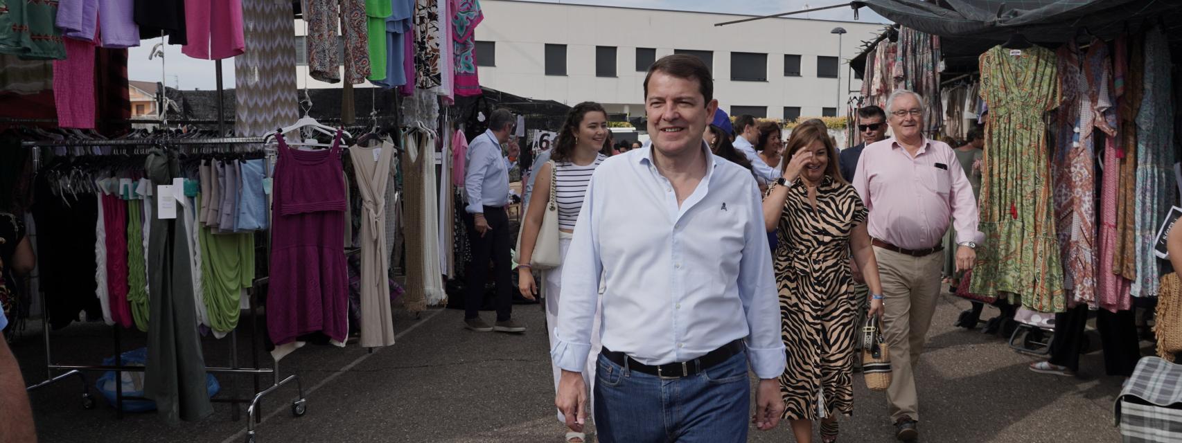 El presidente de la Junta y del PPCyL, Alfonso Fernández Mañueco, durante su visita al municipio vallisoletano de Íscar, este miércoles.