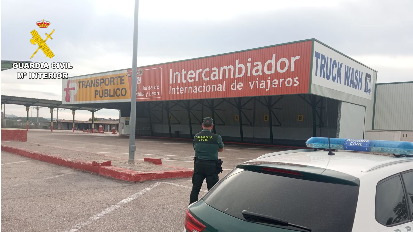 Los agentes en el intercambiador donde han detenido a la mujer