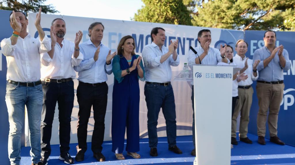 El presidente del Partido Popular de Castilla y León, Alfonso Fernández Mañueco; el presidente provincial del PP de Salamanca, Carlos García Carbayo, y el candidato número uno al Congreso de los Diputados, José Antonio Bermúdez de Castro, intervienen en un acto con alcaldes y concejales de la comarca de Salamanca