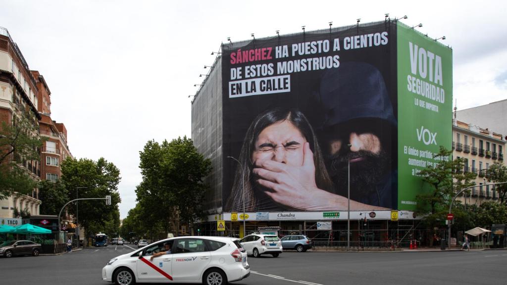 La nueva lona colocada por Vox.