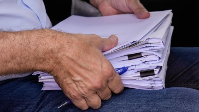 Feijóo sostiene en sus manos los documentos equivocados del debate, en su trayecto en coche a Atresmedia.