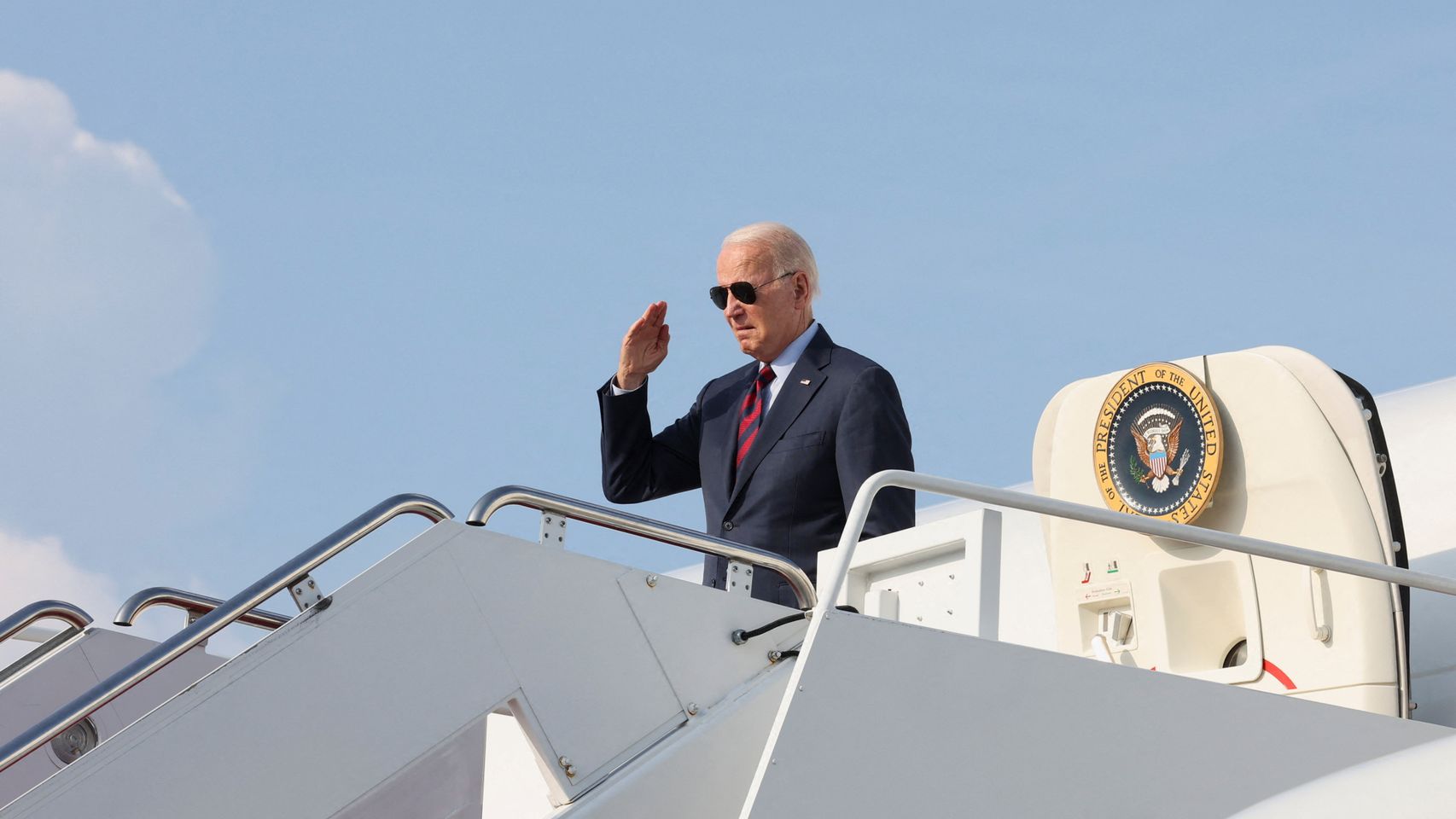 El presidente de Estados Unidos, Joe Biden, sale del Air Force One.