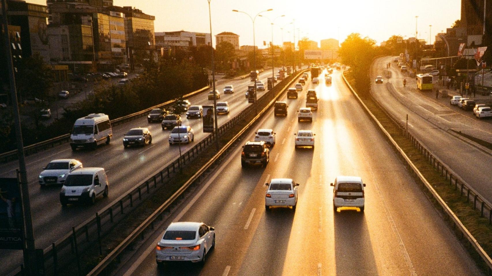 Numerosos coches en una carretera.