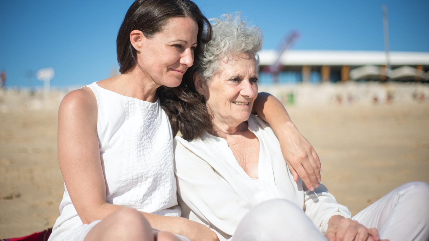 Dos mujeres felices en la playa. Foto: pexels.