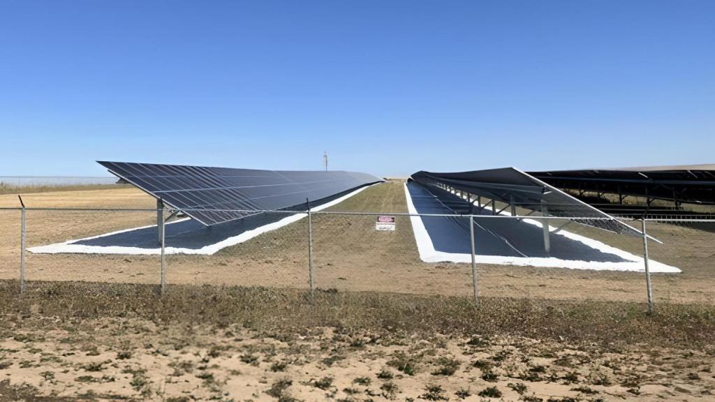 El revestimiento de color blanco debajo de placas solares.