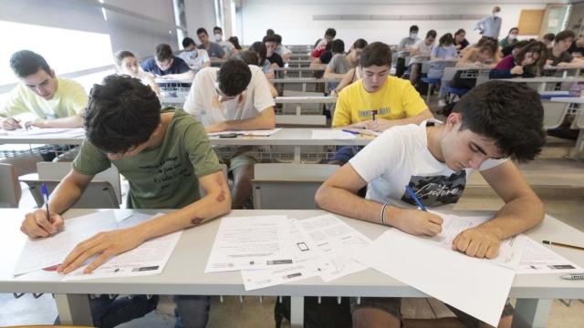 Estudiantes examinándose en las pruebas de EBAU.