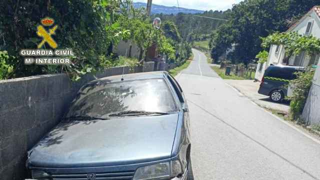 Coche estrellado contra un muro en Lalín