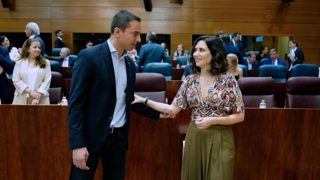 La presidenta de la Comunidad de Madrid, Isabel Díaz Ayuso, y el portavoz socialista Juan Lobato, a su llegada al pleno.