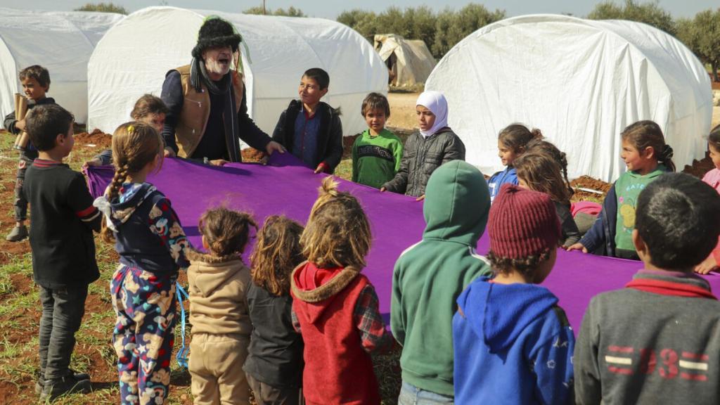 Acciones de apoyo psicológico y emocional con niños y niñas afectados por el terremoto a través de unidades móviles.