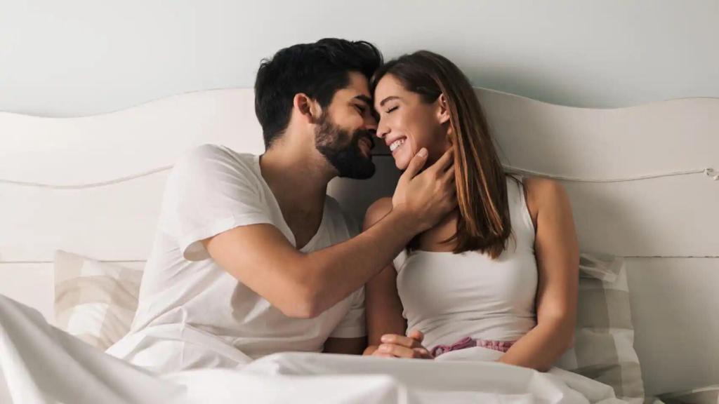 Imagen de una pareja en la cama.