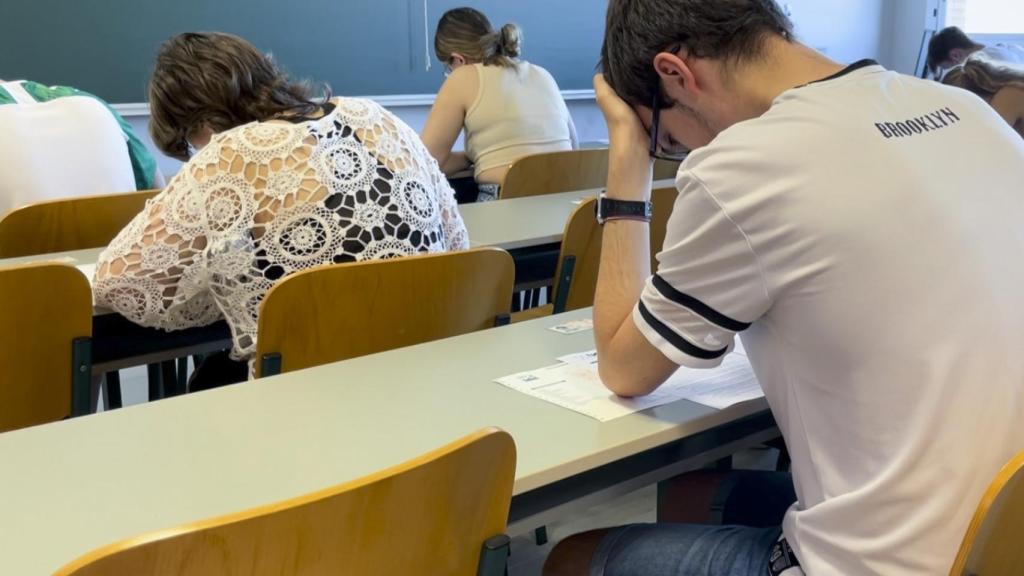 Alumnos examinándose de la EBAU.