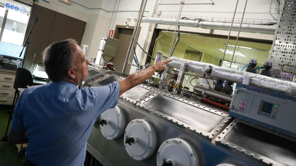 El doctor Gòdia señala uno de los conductos por los que pasa el CO2 del compartimento de las ratas a los tanques de cianobacterias