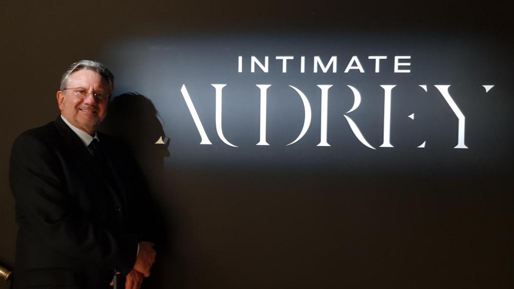 Sean Ferrer en la exposición de su madre, Audrey.