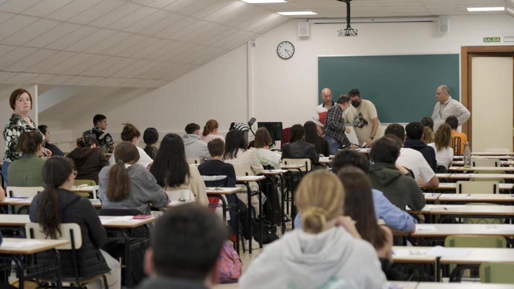 Imagen de alumnos realizando una prueba de acceso.